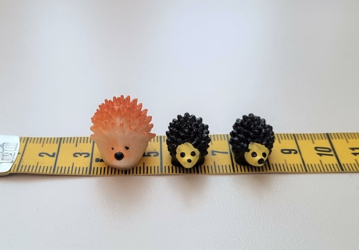 2 st små igelkottar. Miniatyrer / figuriner för dockskåpet, tittskåp mm