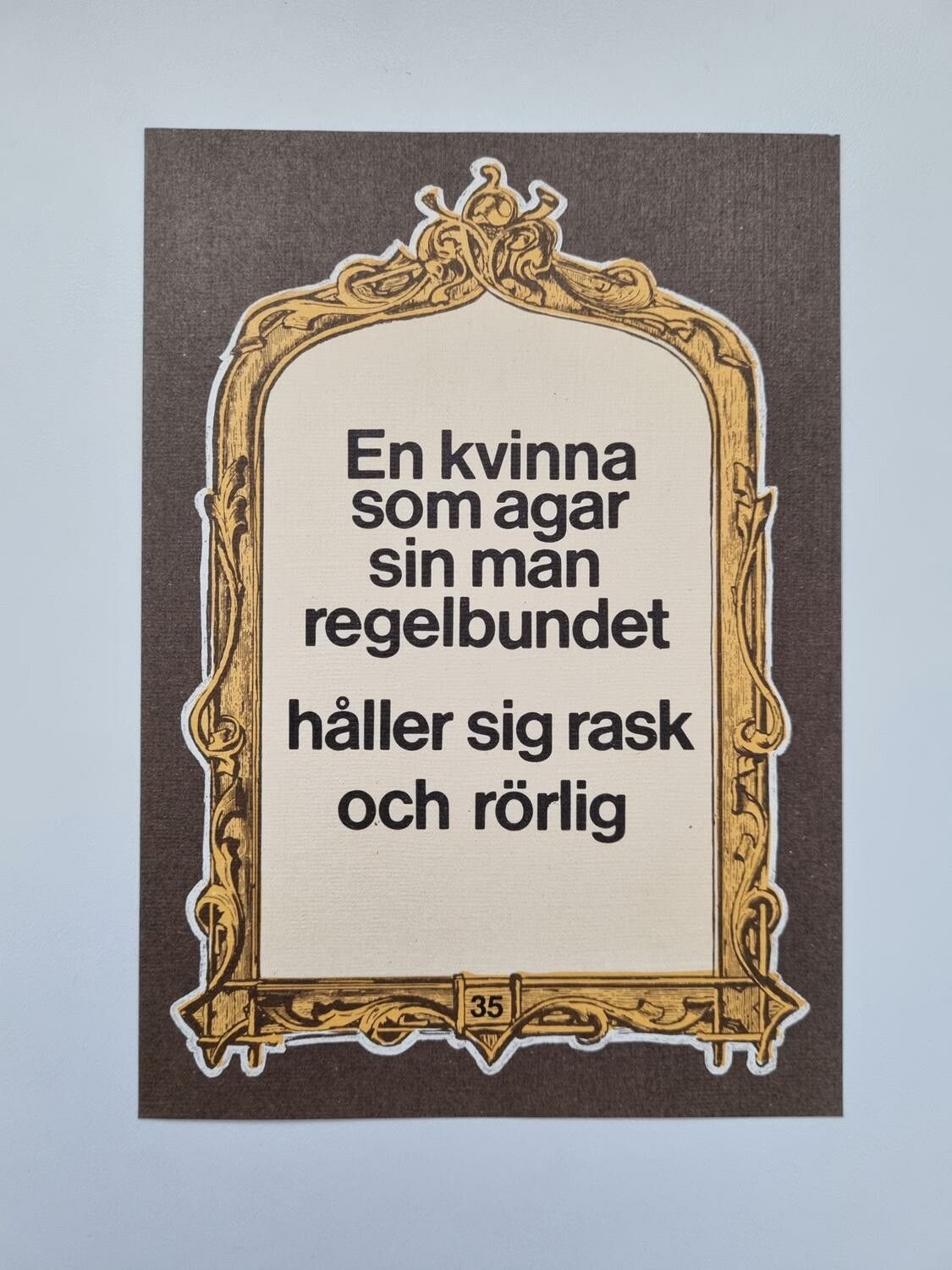 Vykort -  En kvinna som agar sin man regelbundet håller sig rask och rörlig
