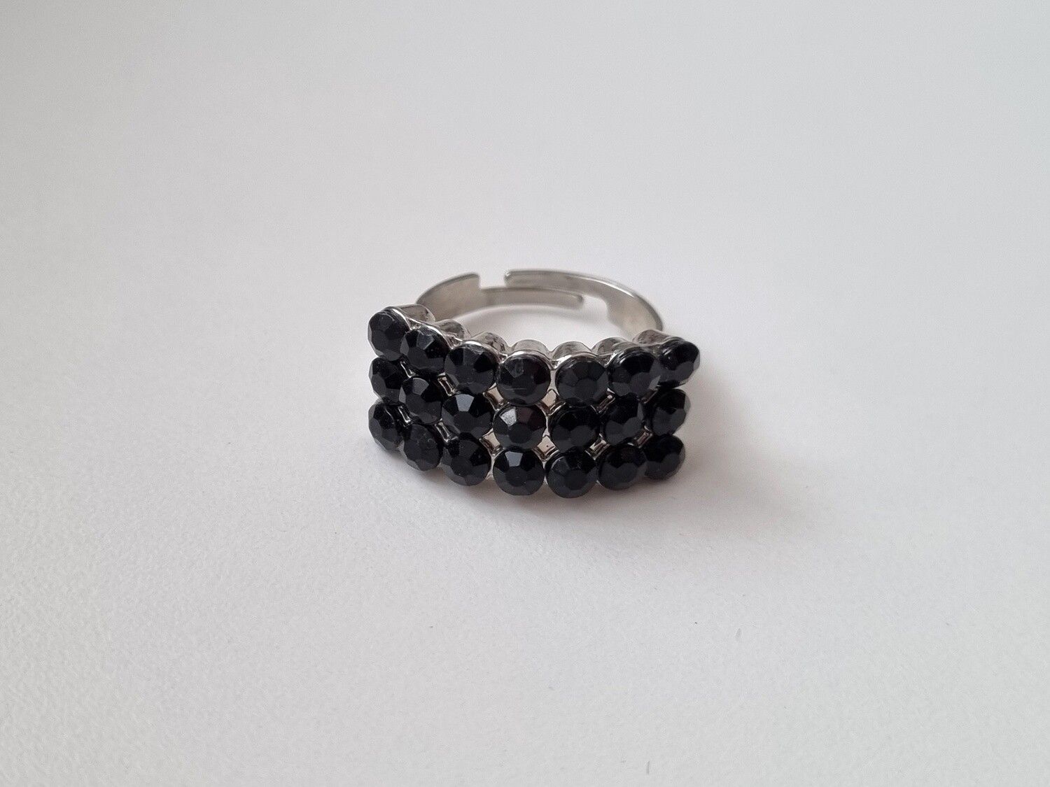 Ring med svarta stenar, LBVYR