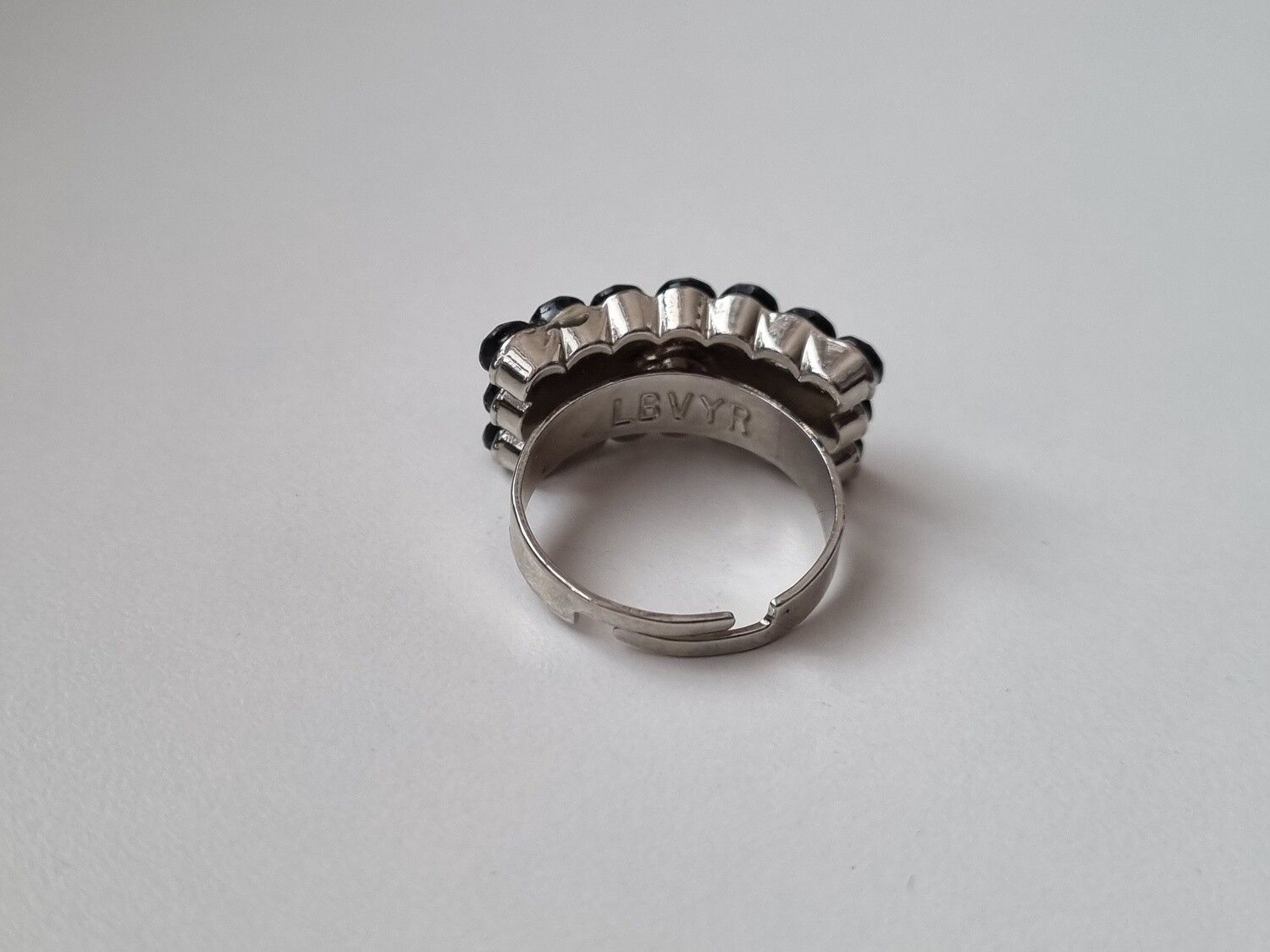 Ring med svarta stenar, LBVYR