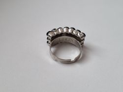 Ring med svarta stenar, LBVYR