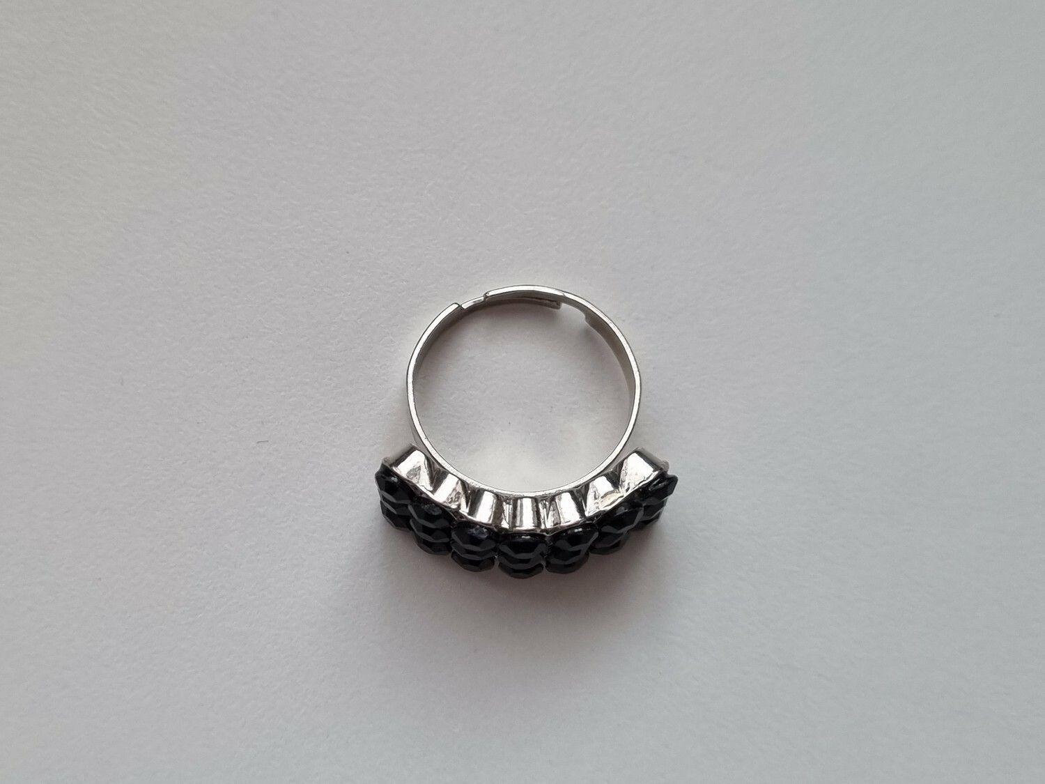 Ring med svarta stenar, LBVYR
