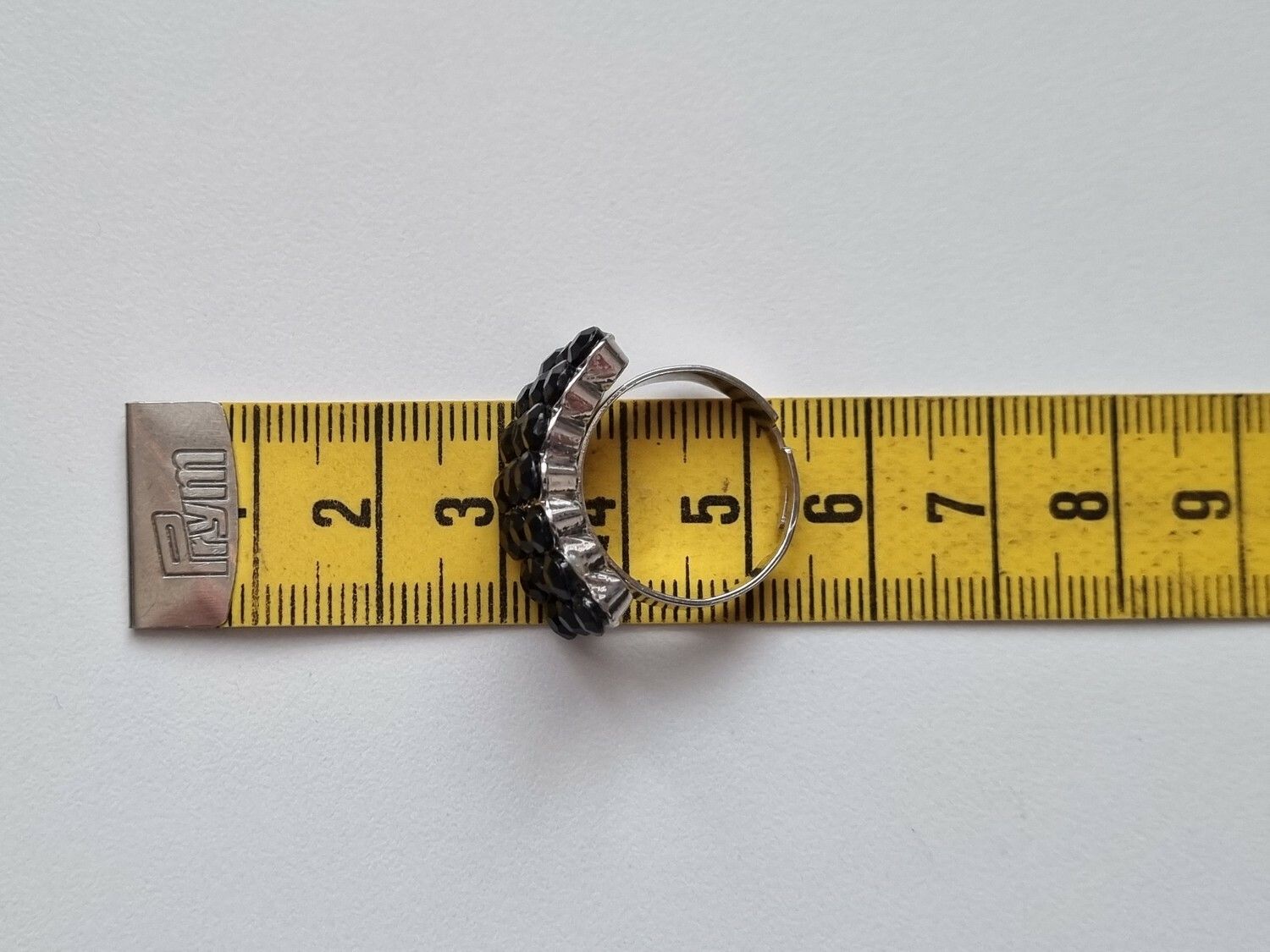 Ring med svarta stenar, LBVYR