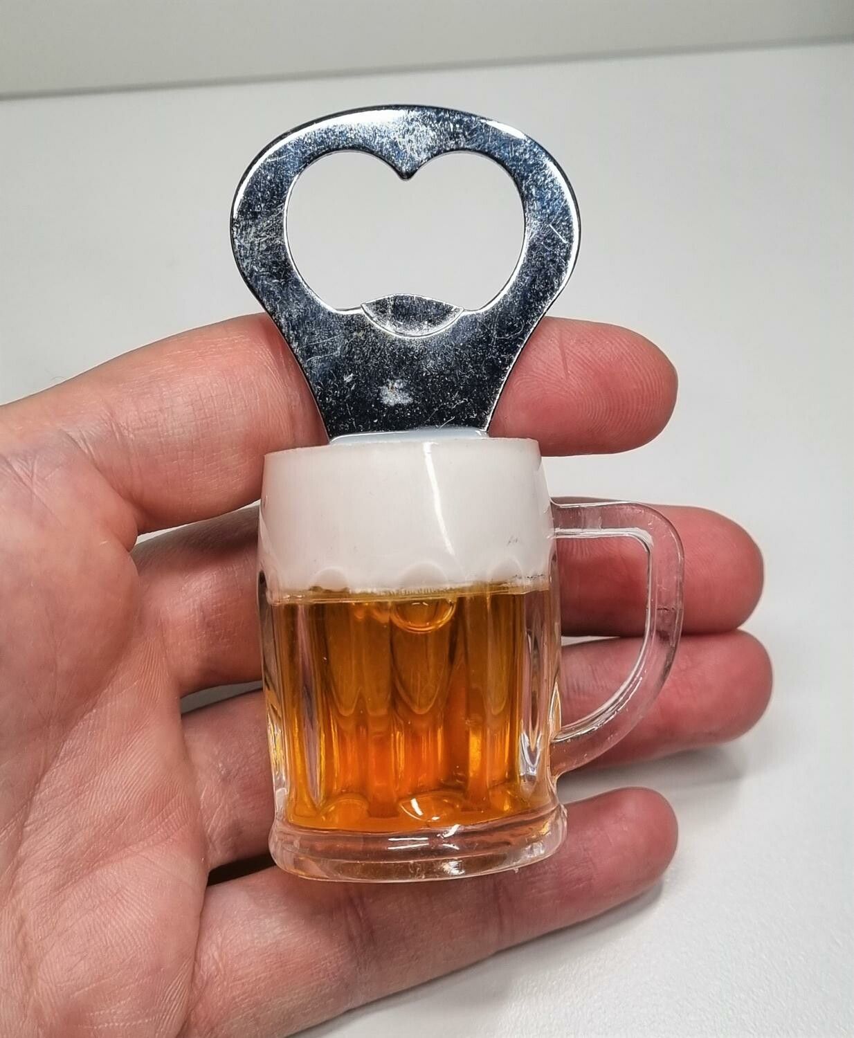 Kapsylöppnare formad som en öl