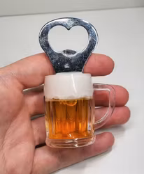 Kapsylöppnare formad som en öl