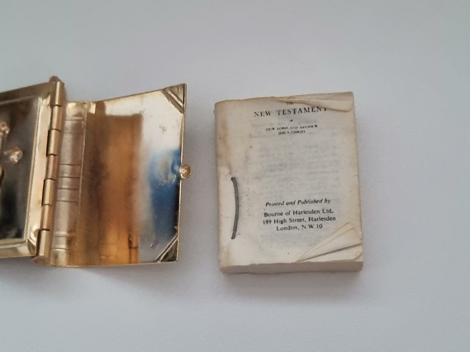 Bibel, nya testamentet. Miniatyr till dockhus, dockskåp / tittskåp med mera