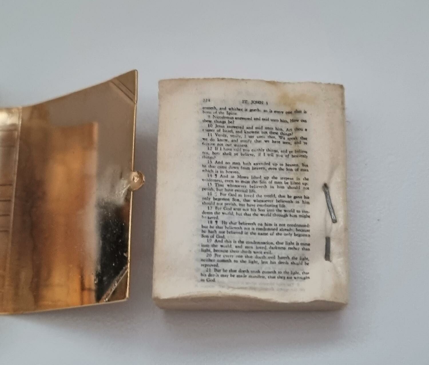Bibel, nya testamentet. Miniatyr till dockhus, dockskåp / tittskåp med mera