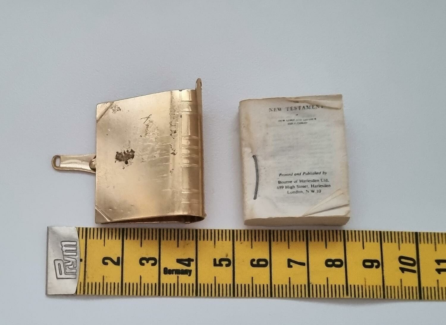 Bibel, nya testamentet. Miniatyr till dockhus, dockskåp / tittskåp med mera