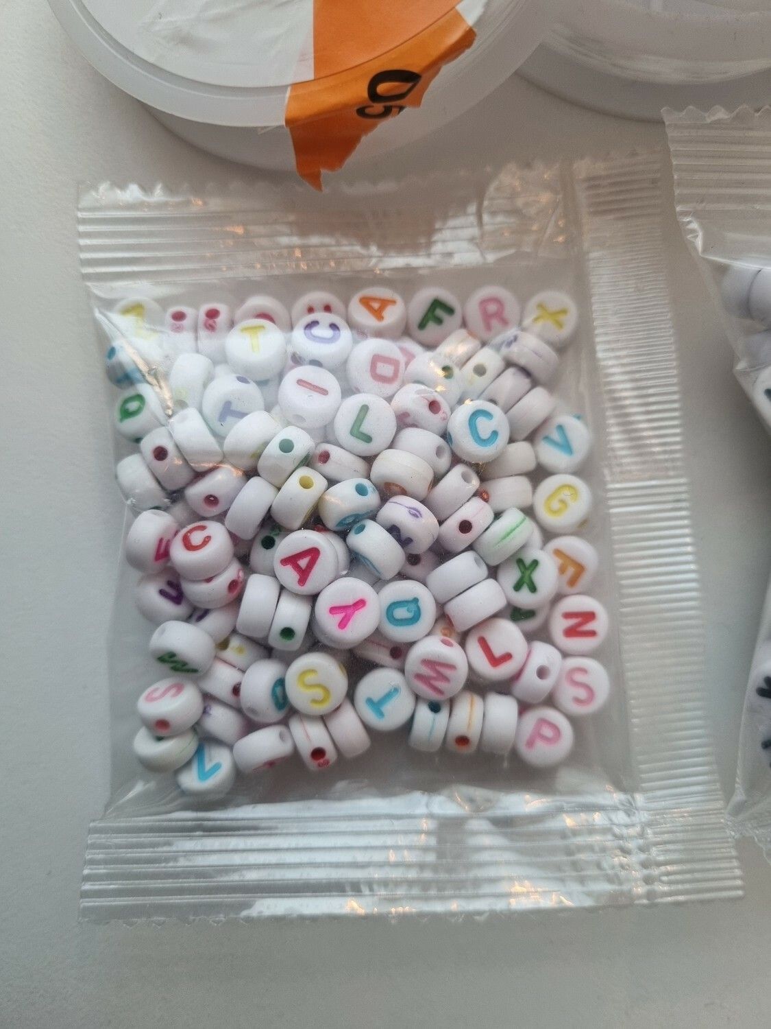 Liten lot med pärlor och tråd