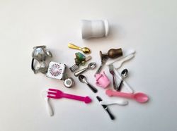 Liten lot med miniatyr till dockhus / tittskåp