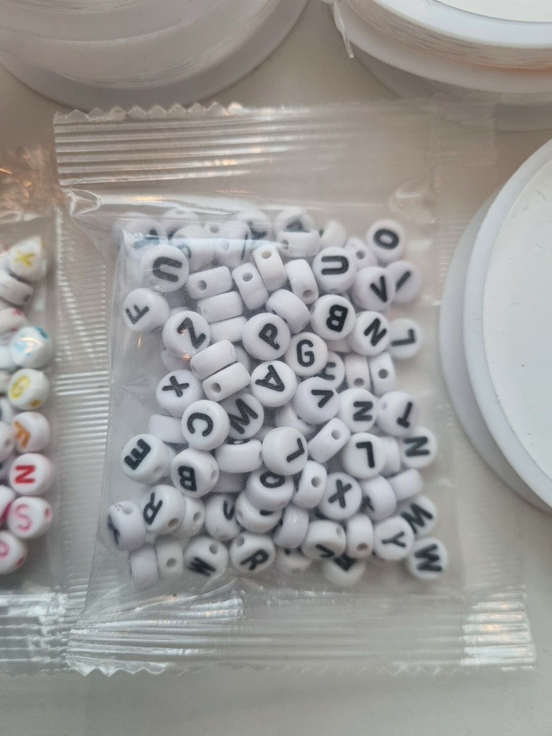 Liten lot med pärlor och tråd