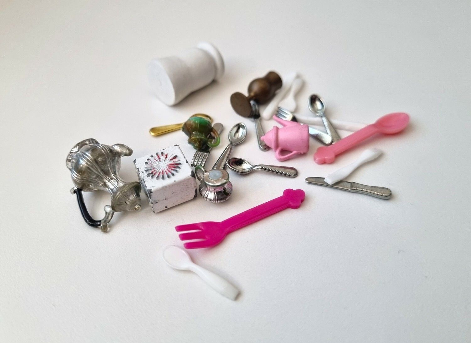 Liten lot med miniatyr till dockhus / tittskåp