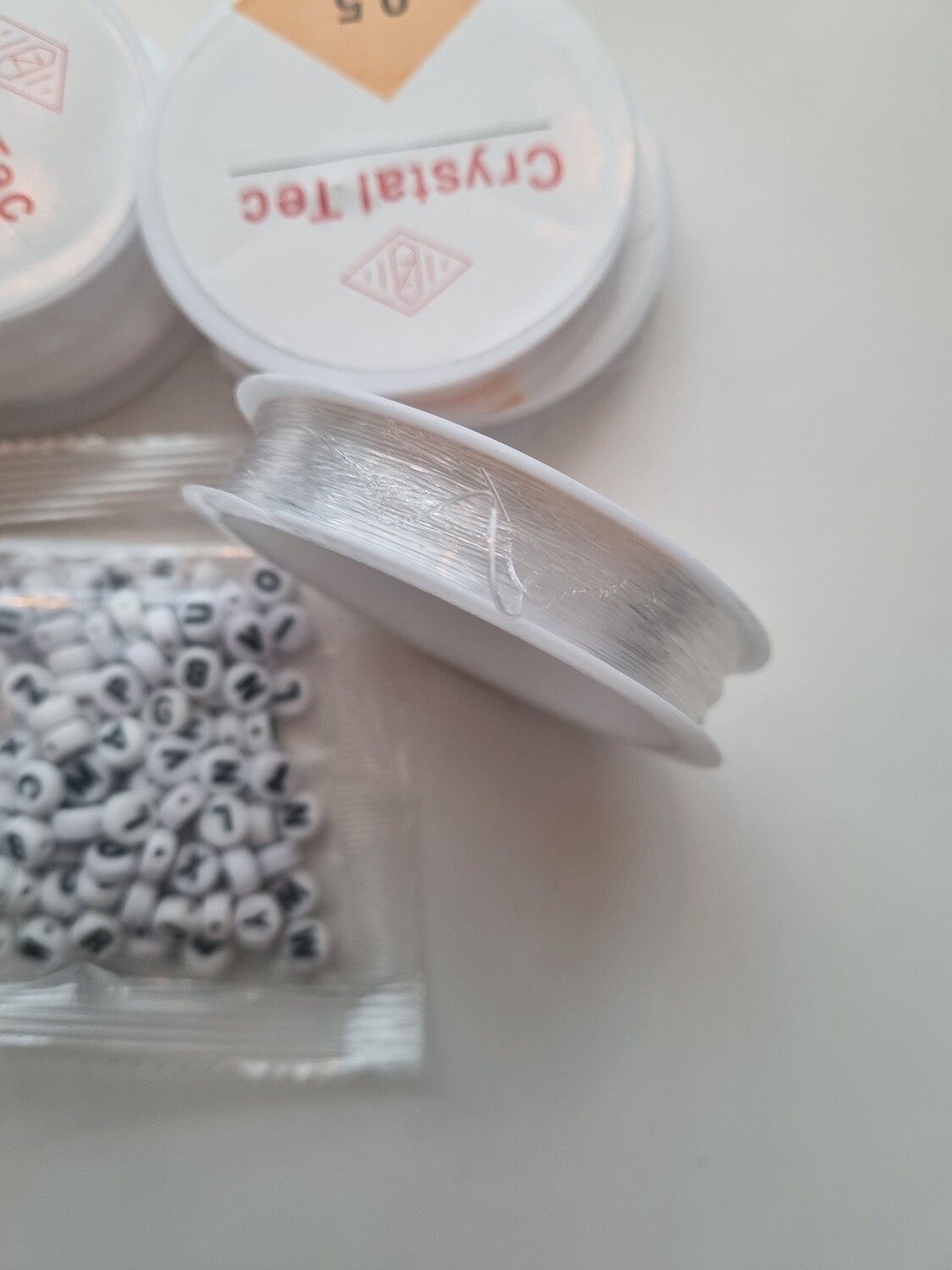 Liten lot med pärlor och tråd