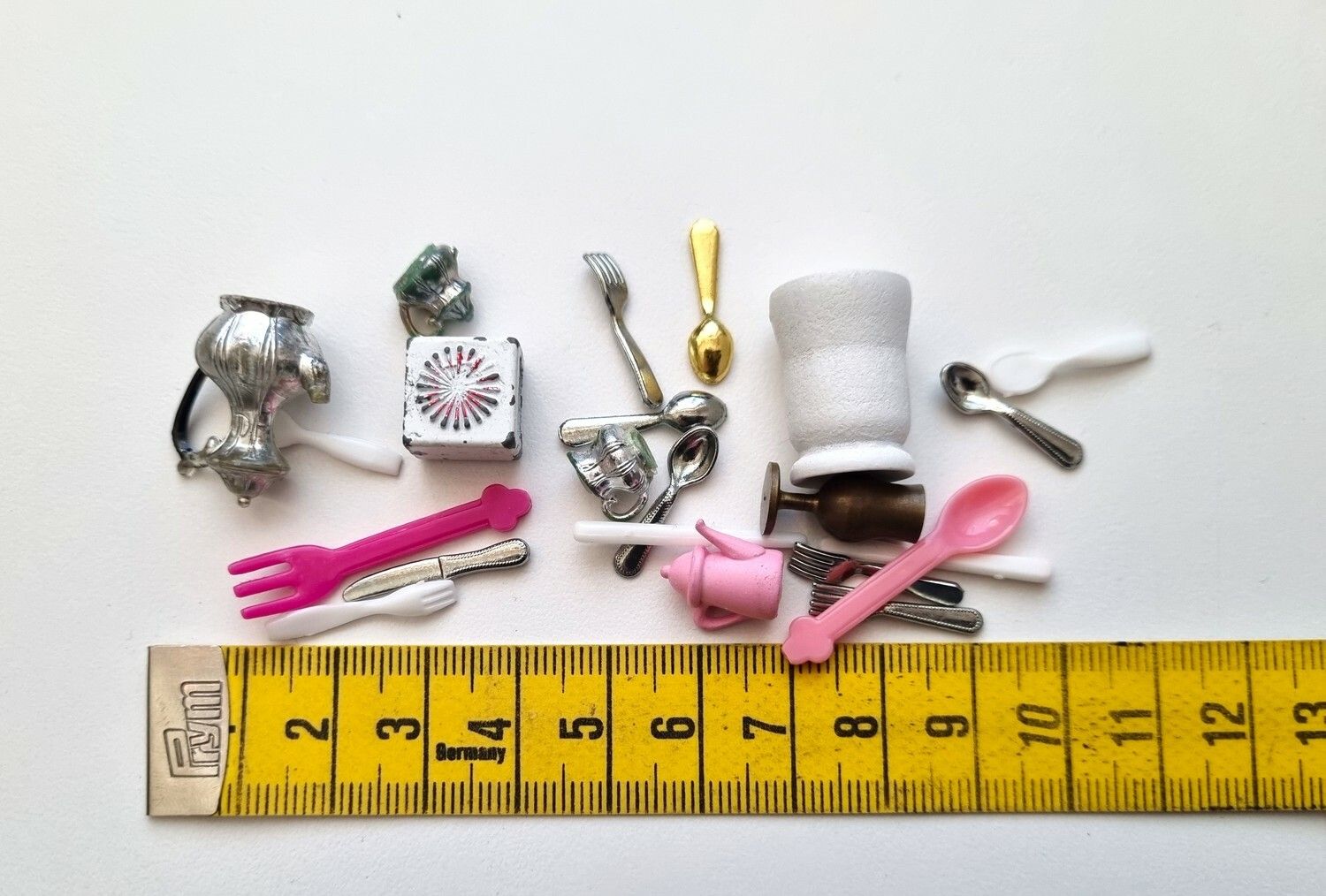 Liten lot med miniatyr till dockhus / tittskåp