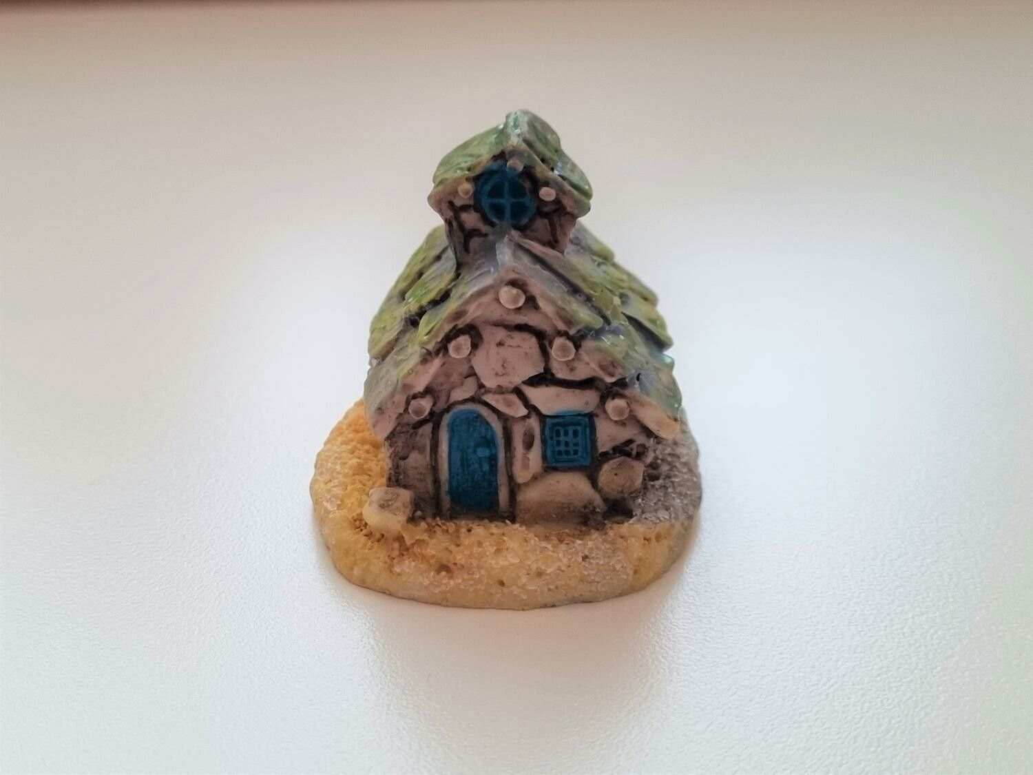 Handmålat miniatyrhus, minihus, sött litet hus (47 gram)