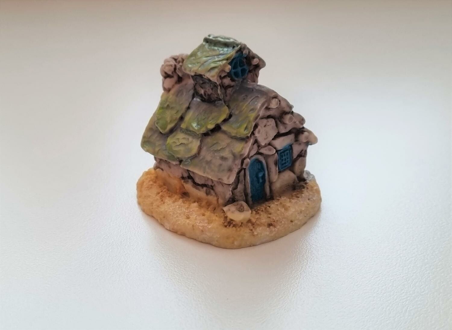 Handmålat miniatyrhus, minihus, sött litet hus (47 gram)