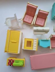 Parti (16 delar) med dockskåpsmöbler i plast