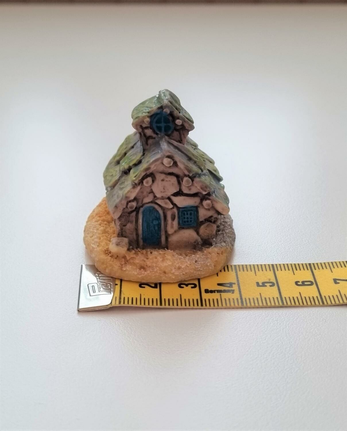 Handmålat miniatyrhus, minihus, sött litet hus (47 gram)
