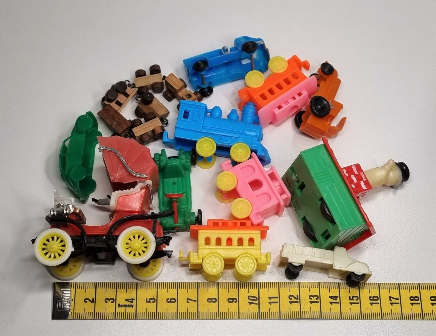Litet parti med plastbilar och tåg