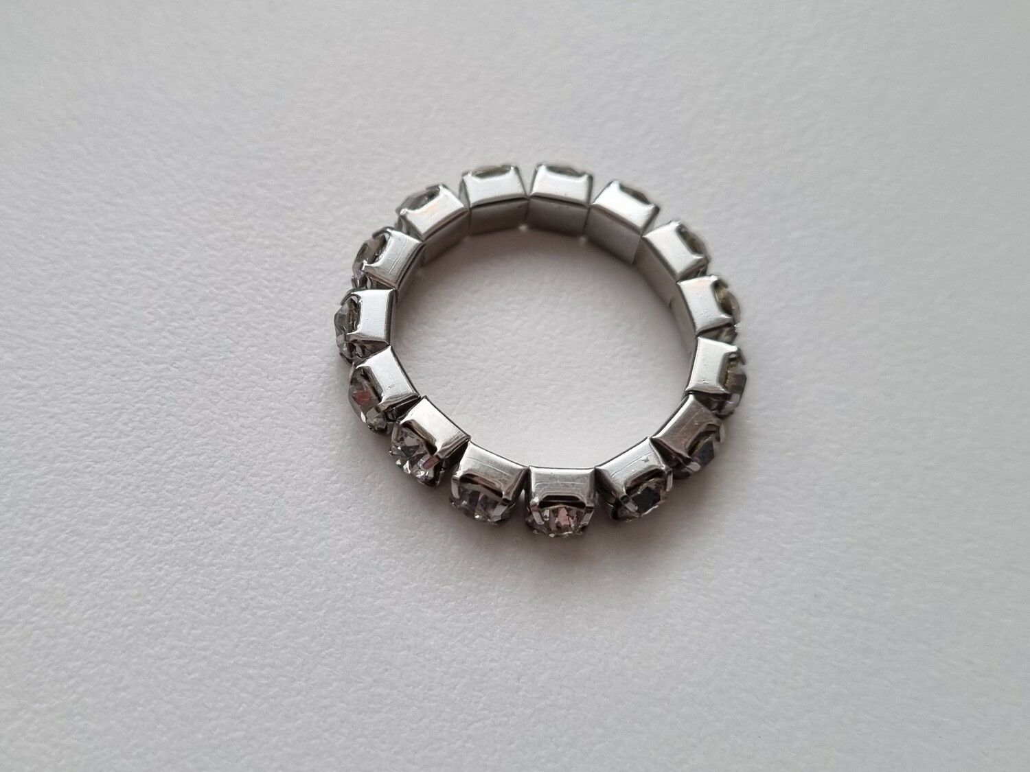 Justerbar ring med pärlor