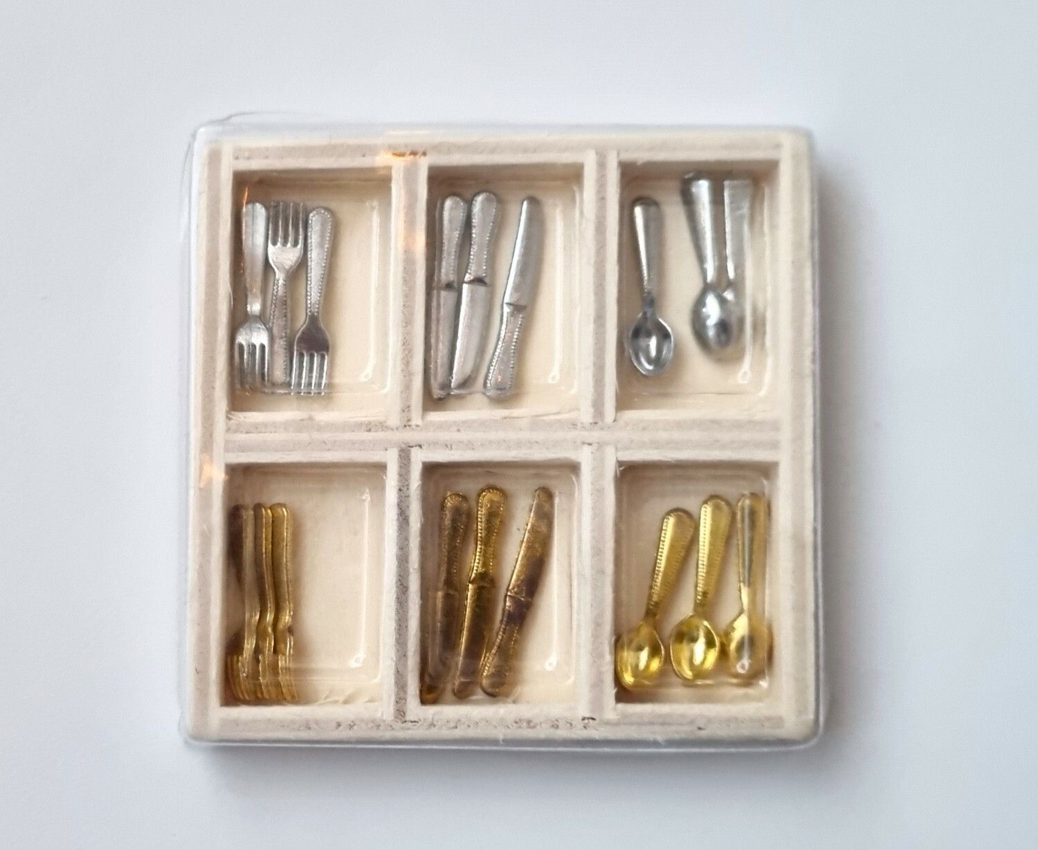 Miniatyr, besticklåda (18 delar)