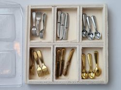 Miniatyr, besticklåda (18 delar)