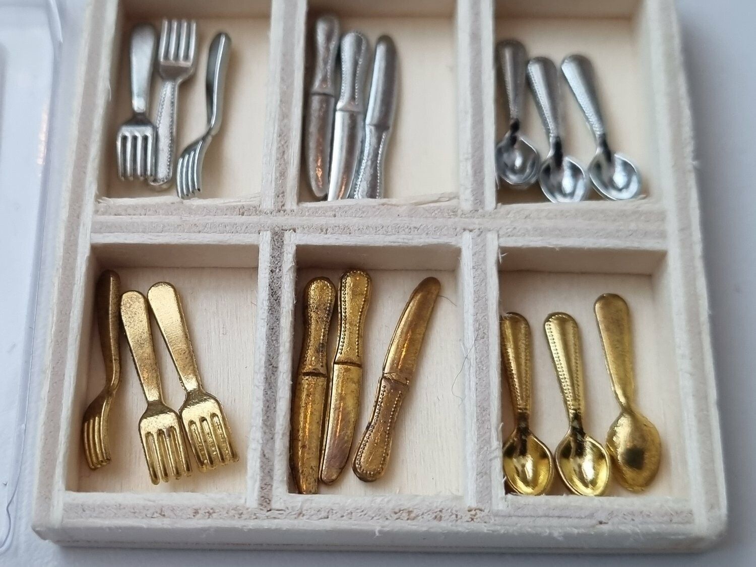 Miniatyr, besticklåda (18 delar)