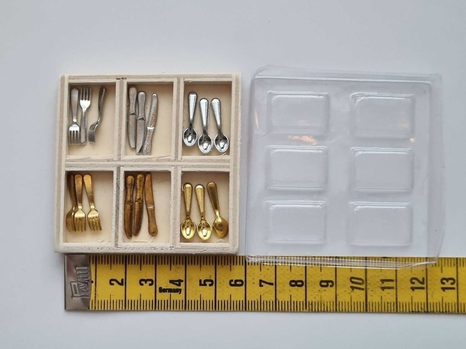 Miniatyr, besticklåda (18 delar)