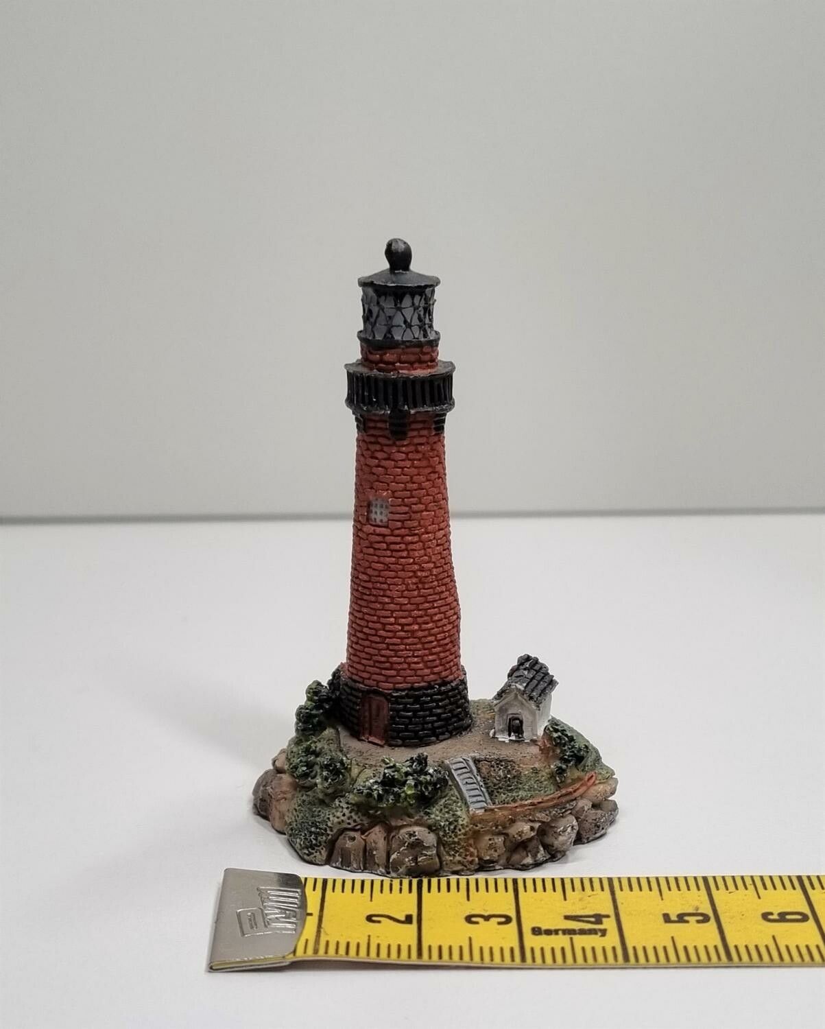 Miniatyrfyr, minifyr med litet hus bredvid