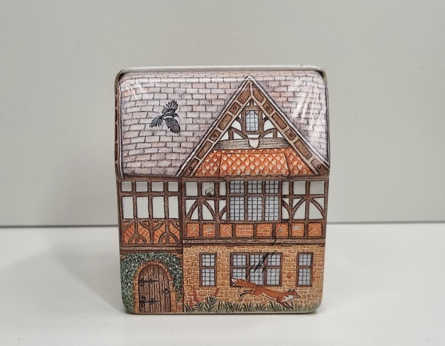 Miniatyrhus, öppningsbart plåthus (hus nr 114)