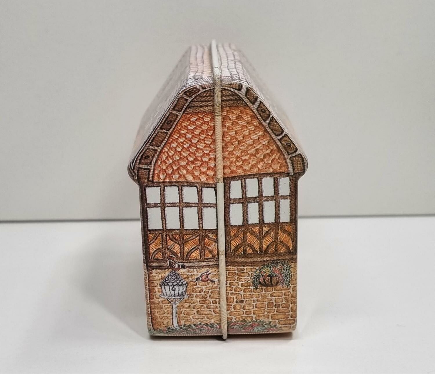 Miniatyrhus, öppningsbart plåthus (hus nr 114)