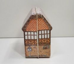 Miniatyrhus, öppningsbart plåthus (hus nr 114)
