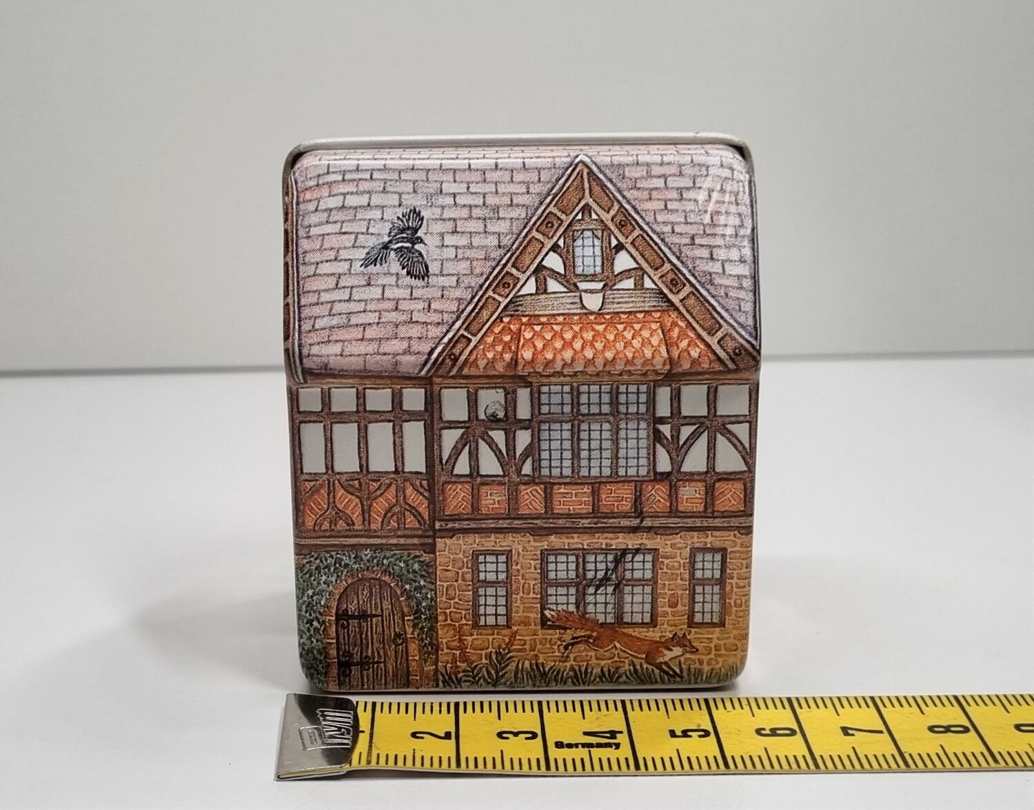 Miniatyrhus, öppningsbart plåthus (hus nr 114)
