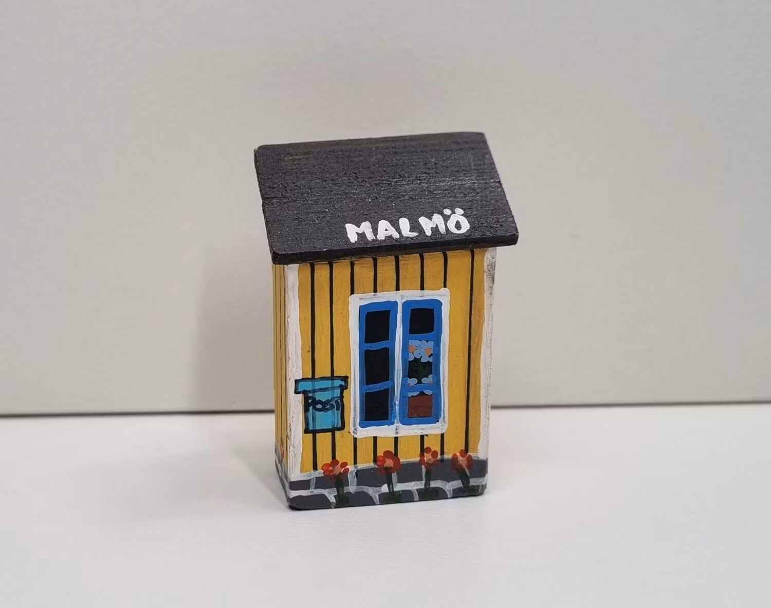 Miniatyrhus, minihus / kylskåpsmagnet i trä (hus nr 117)