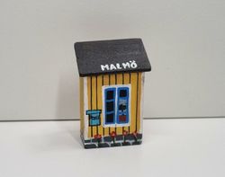Miniatyrhus, minihus / kylskåpsmagnet i trä (hus nr 117)