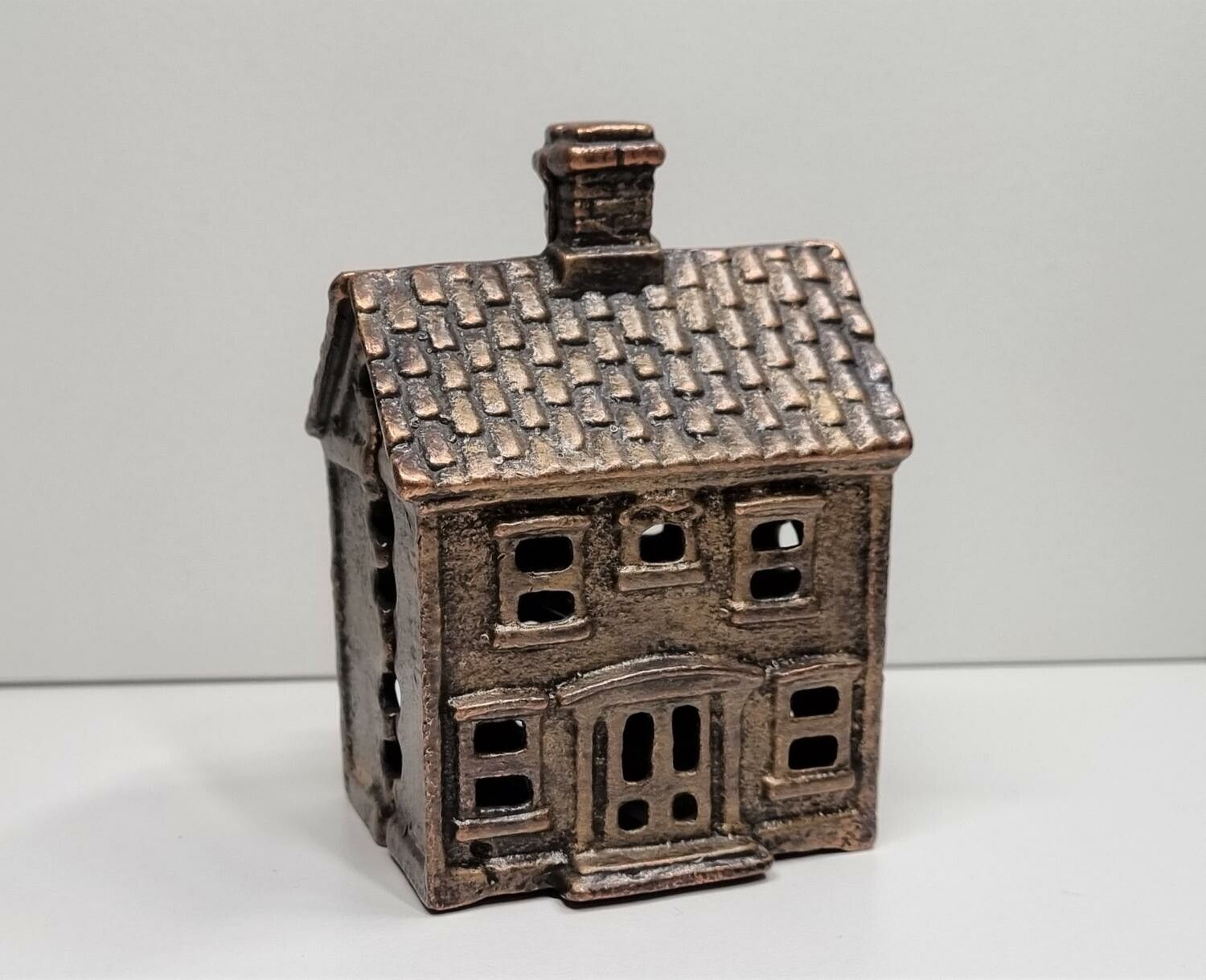 Miniatyrhus, öppningsbart hus i gjutjärn. A.C. Williams (hus nr 116)