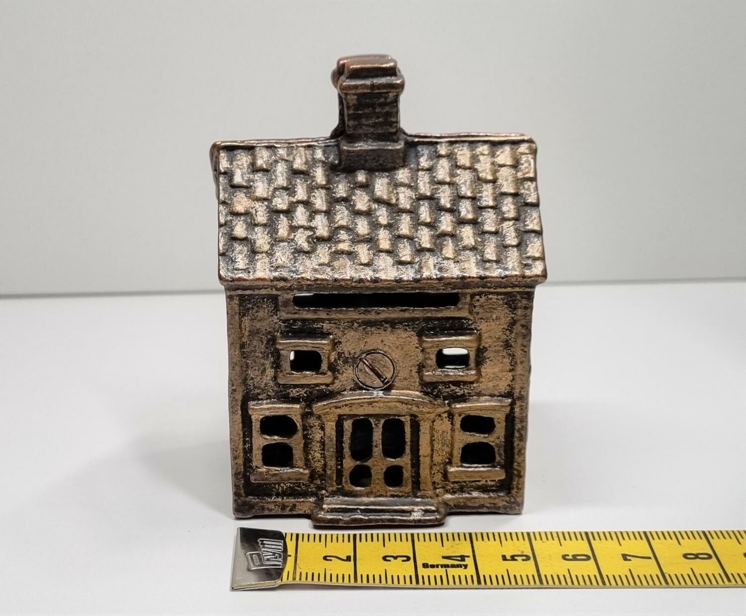 Miniatyrhus, öppningsbart hus i gjutjärn. A.C. Williams (hus nr 116)