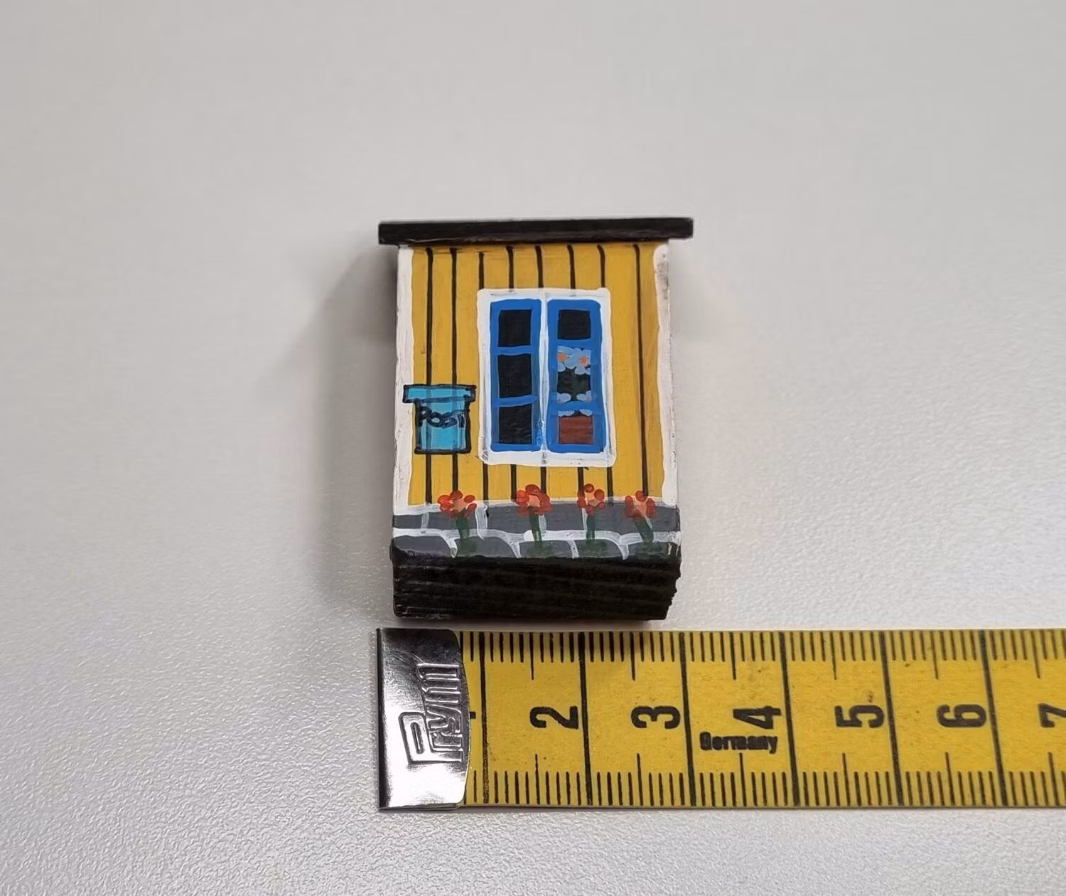Miniatyrhus, minihus / kylskåpsmagnet i trä (hus nr 117)