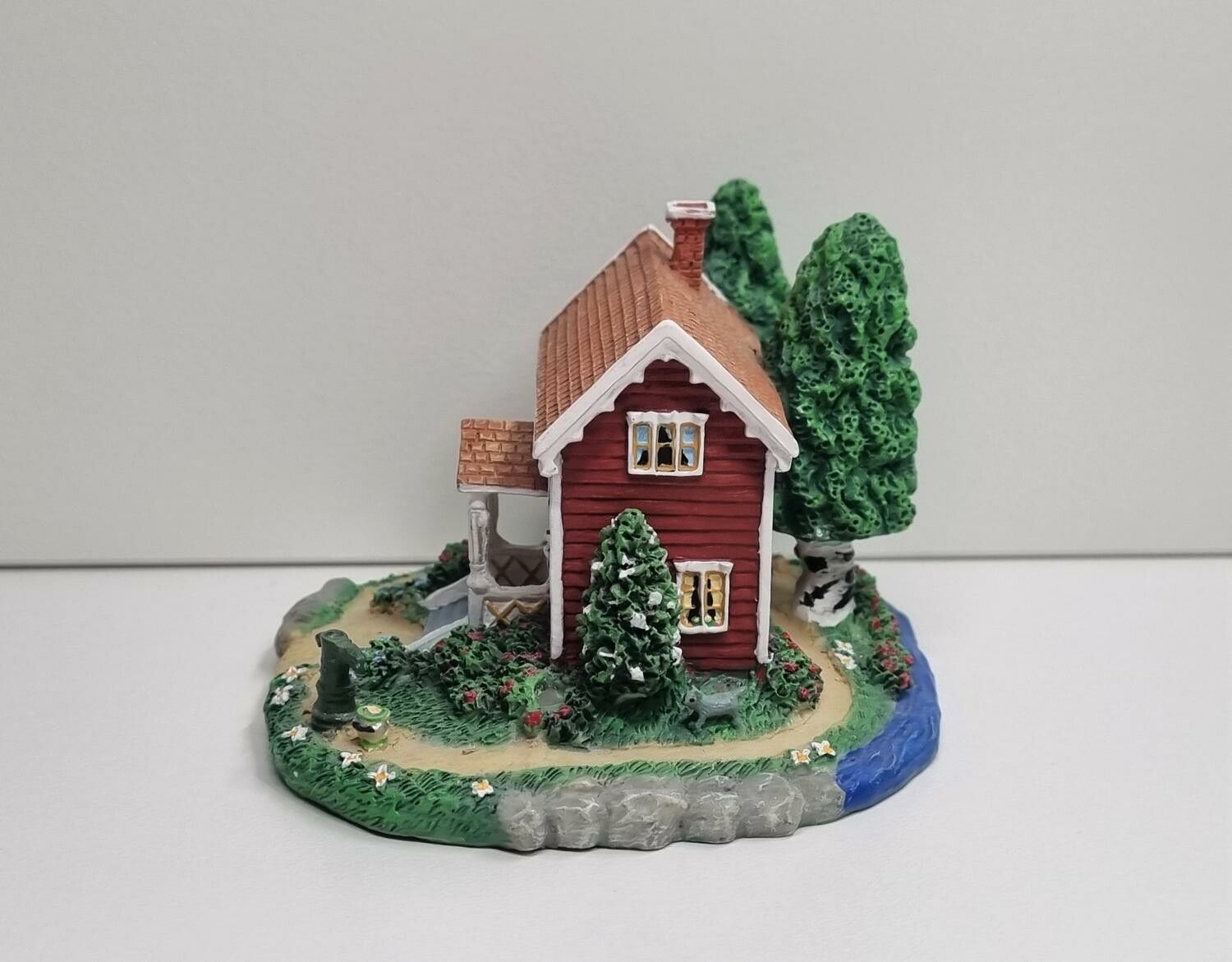 Miniatyrhus, minihus med svensk flagga (hus nr 4)