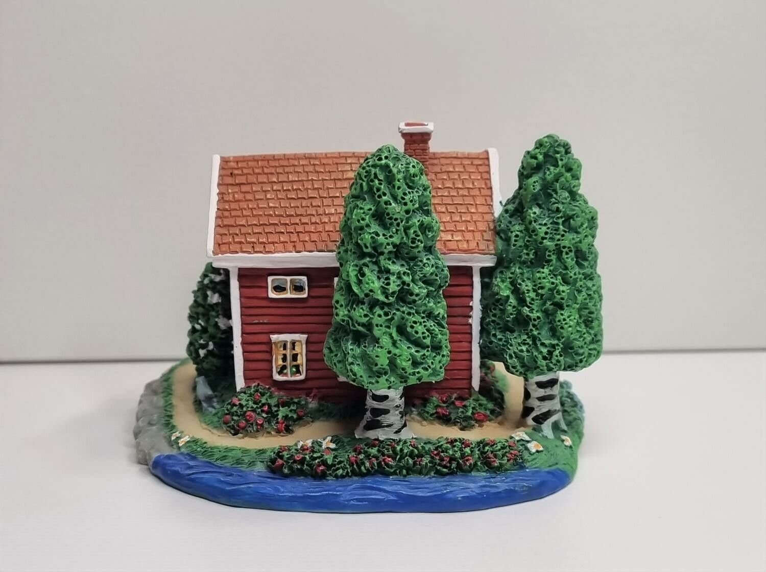Miniatyrhus, minihus med svensk flagga (hus nr 4)