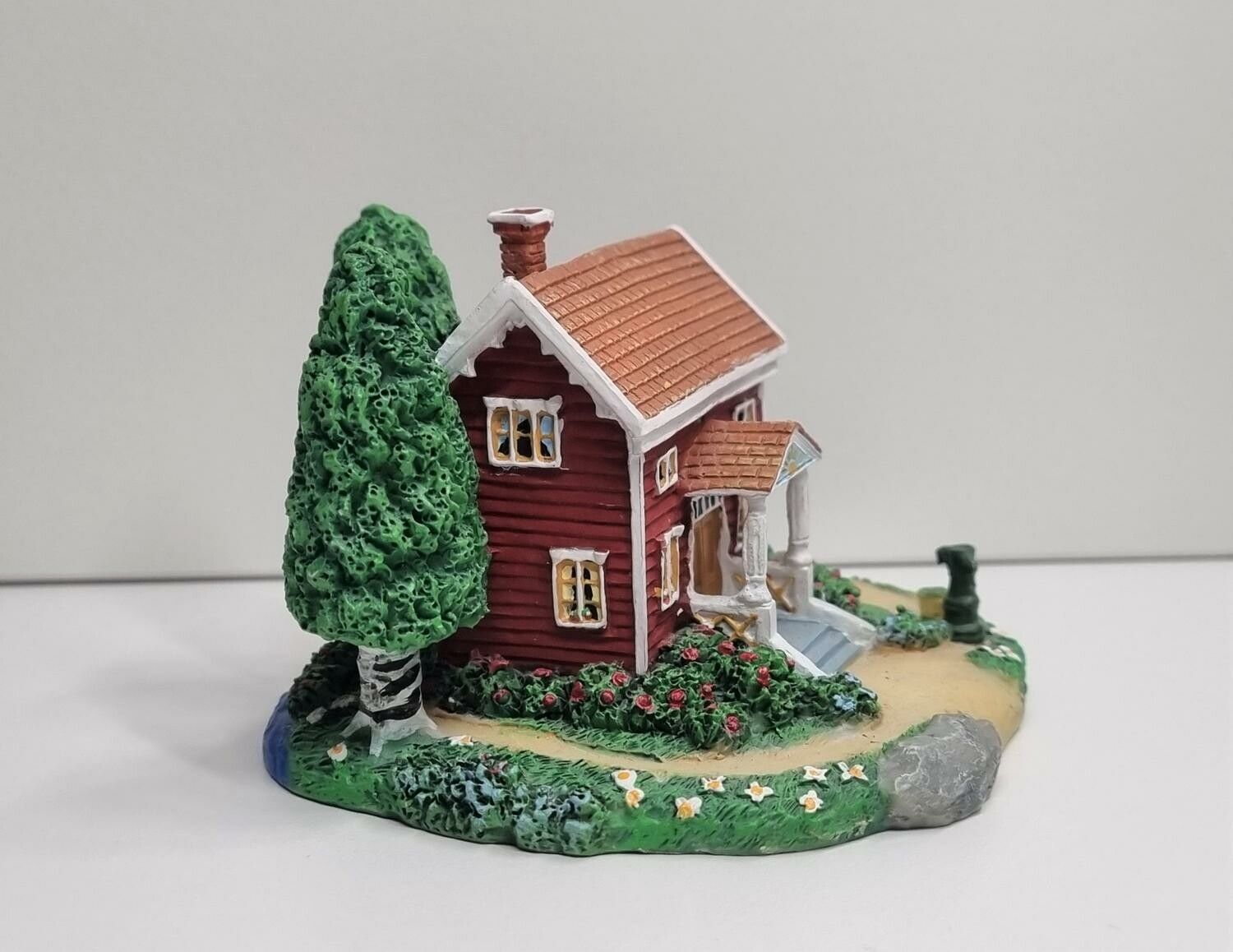 Miniatyrhus, minihus med svensk flagga (hus nr 4)