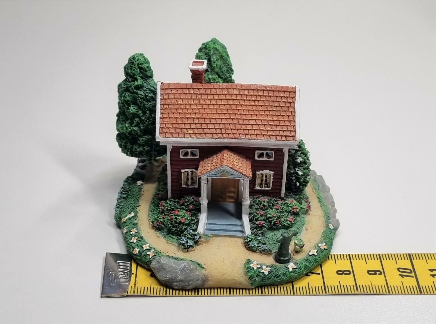 Miniatyrhus, minihus med svensk flagga (hus nr 4)