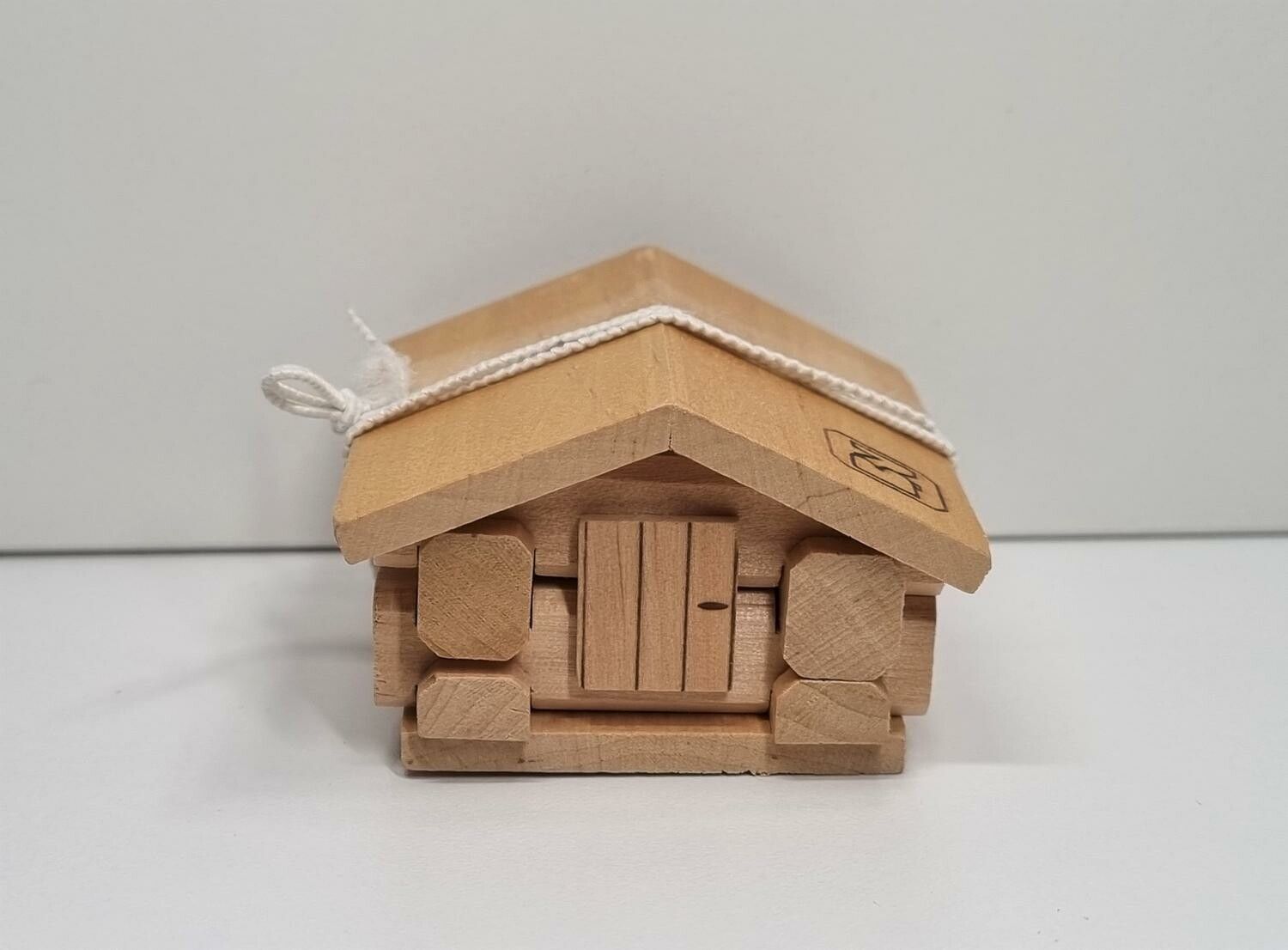 Miniatyrhus, minihus i trä med lösa delar (hus nr 176)