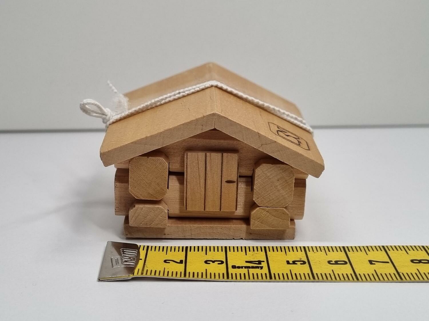 Miniatyrhus, minihus i trä med lösa delar (hus nr 176)