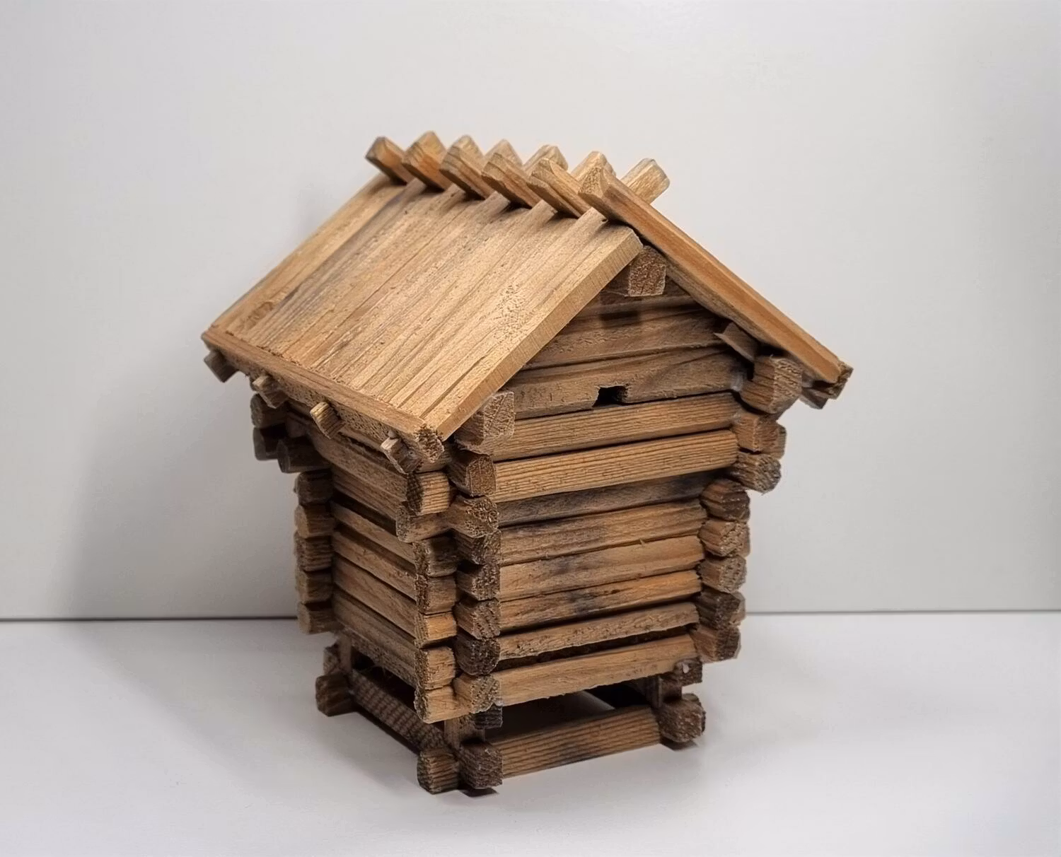 Miniatyrhus, minihus i trä. Öppningsbart (hus nr 174)