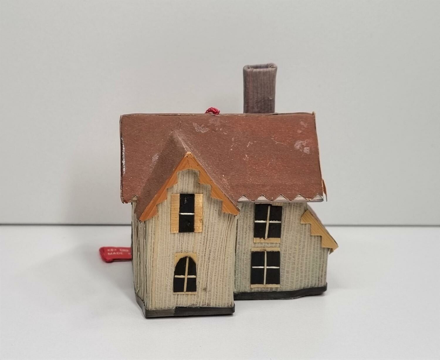 Miniatyrhus, minihus i trä/papp (hus nr 177)