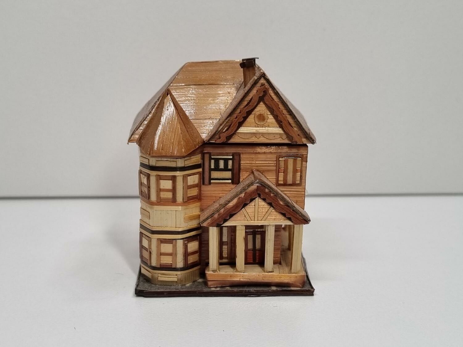 Miniatyrhus, minihus i trä/papp. Öppningsbart (hus nr 171)