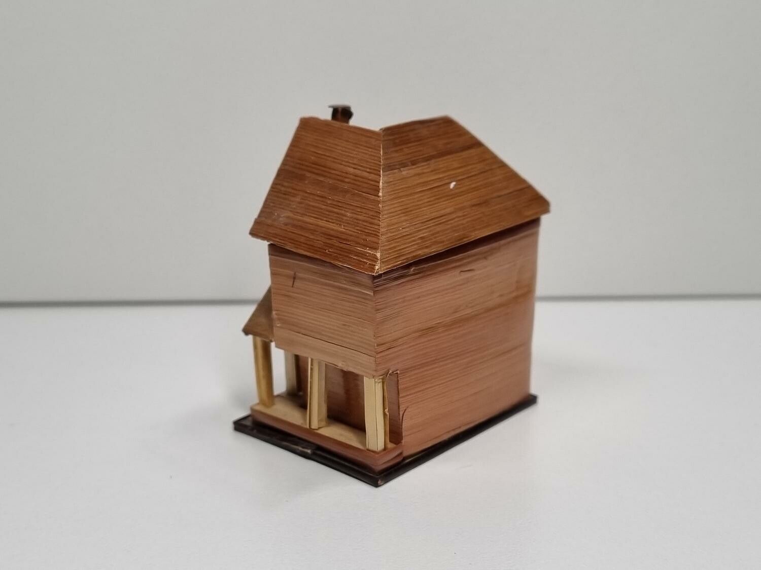 Miniatyrhus, minihus i trä/papp. Öppningsbart (hus nr 171)