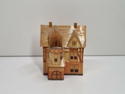 Miniatyrhus, minihus i trä/papp. Öppningsbart (hus nr 172)