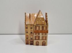 Miniatyrhus, minihus i trä/papp. Öppningsbart (hus nr 173)